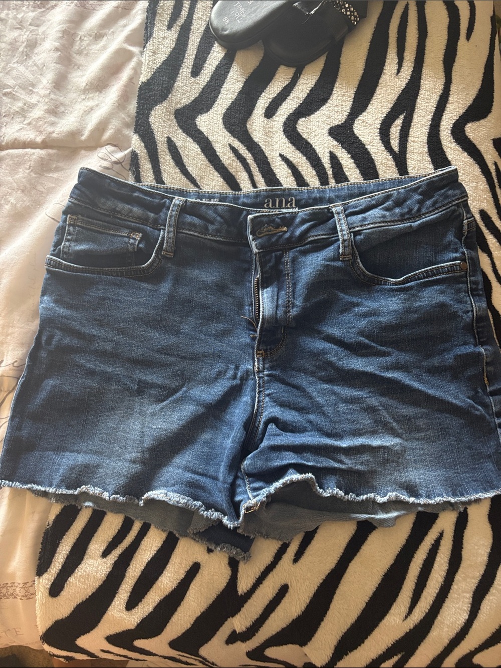 a.n.a Women's Blue Frayed Hem Denim Shorts